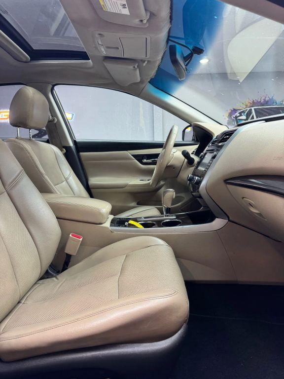 Nissan Altima - Thumbnail 5