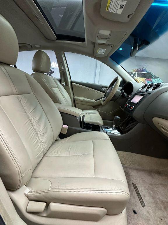 Nissan Altima - Thumbnail 3