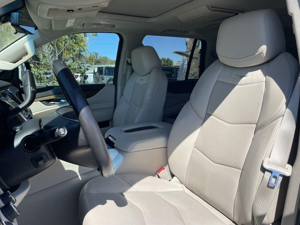 Cadillac Escalade - Thumbnail 2