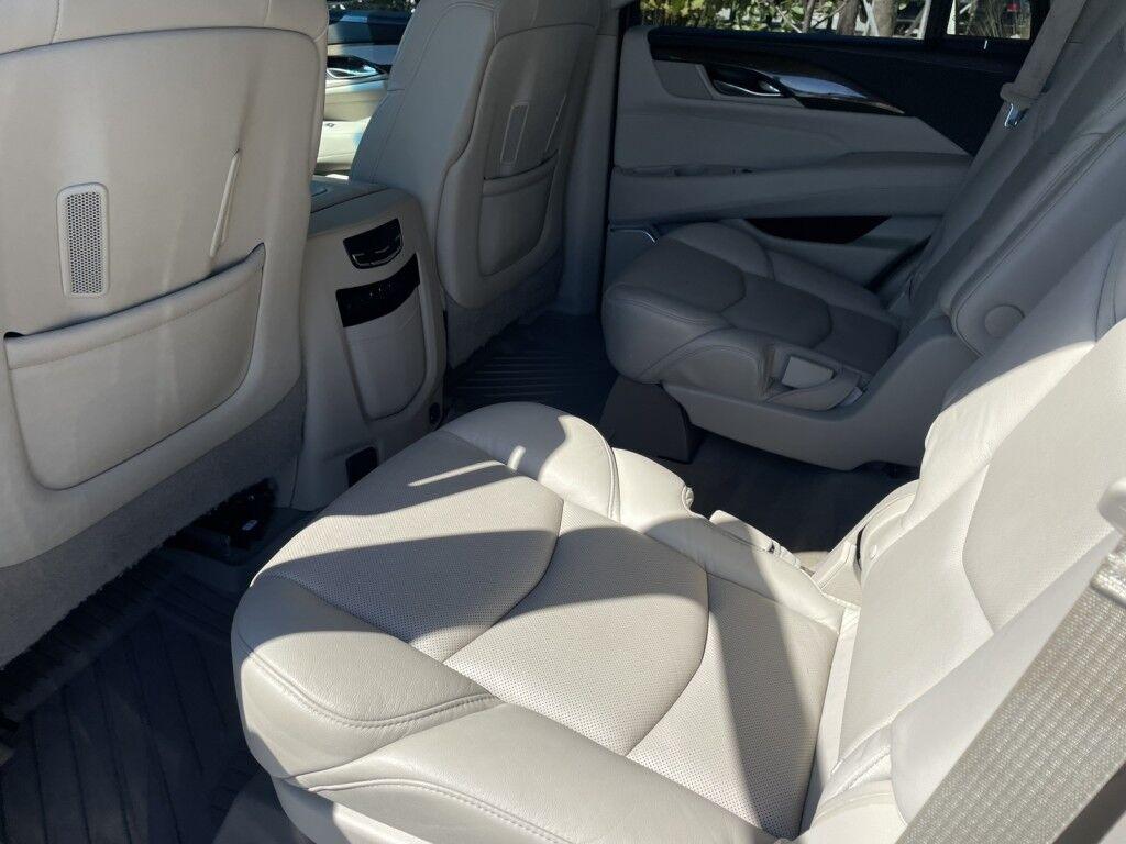 Cadillac Escalade - Thumbnail 12
