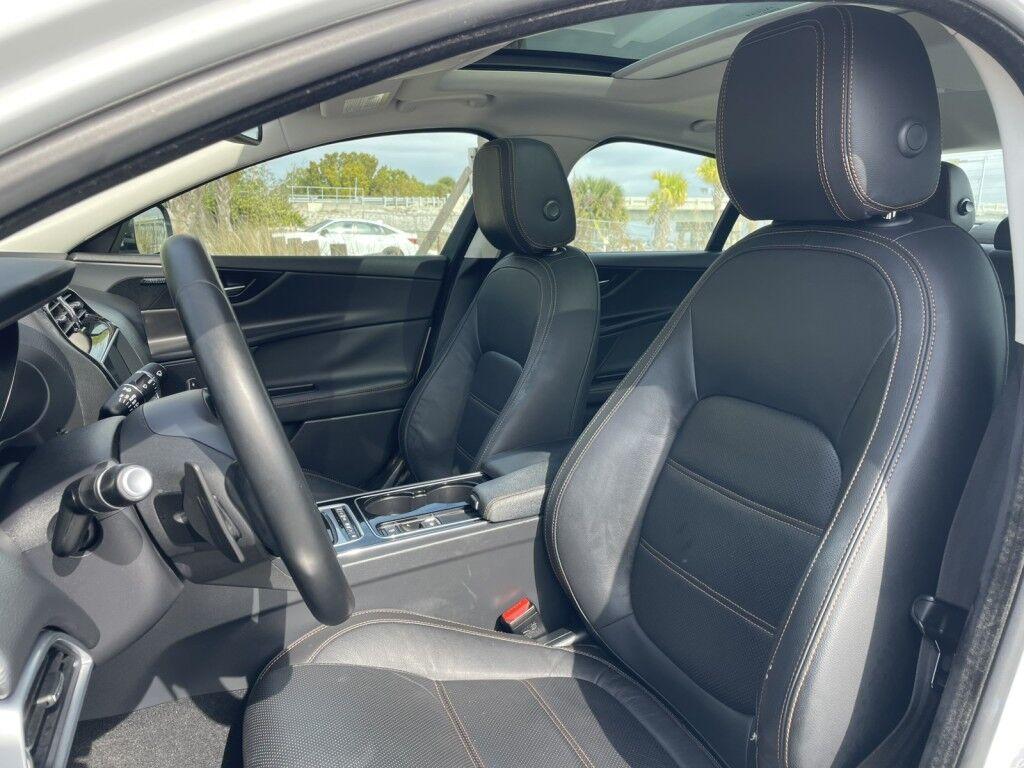 Jaguar XE - Thumbnail 2