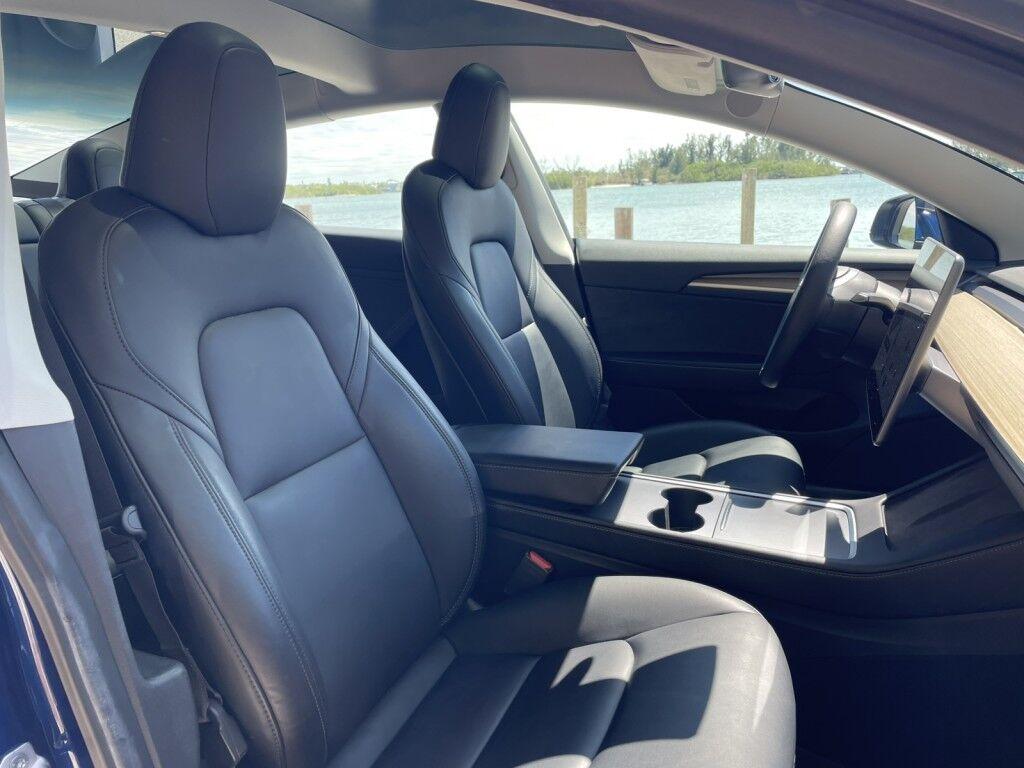Tesla Model 3 - Thumbnail 7