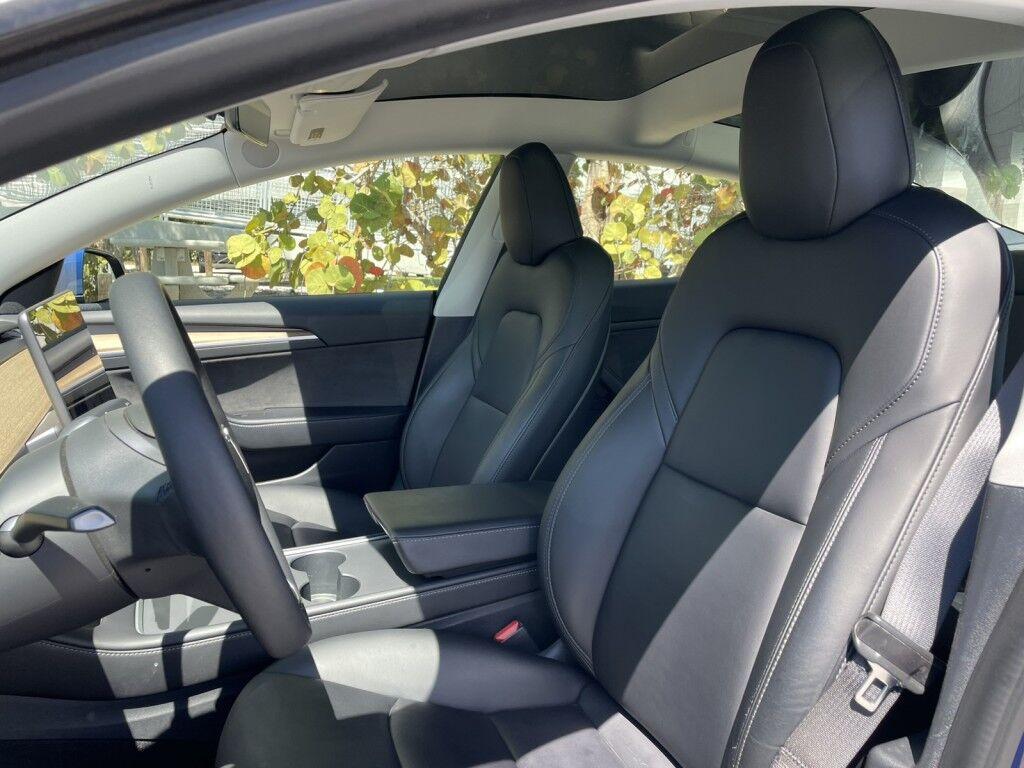 Tesla Model 3 - Thumbnail 2