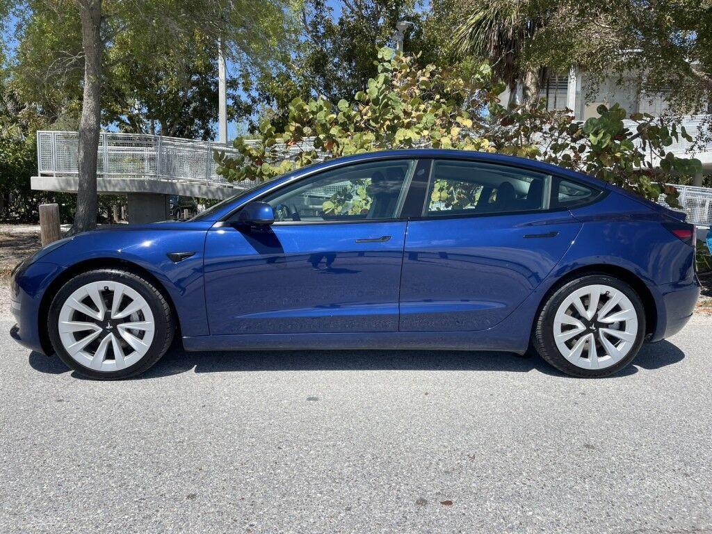 Tesla Model 3 - Thumbnail 3