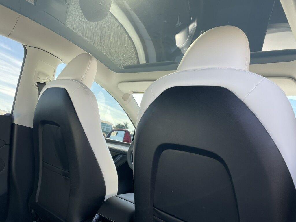 Tesla Model Y - Thumbnail 11