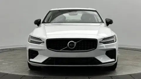 Volvo S60 Recharge Plug-In Hybrid Plus Dark Theme - Thumbnail 3