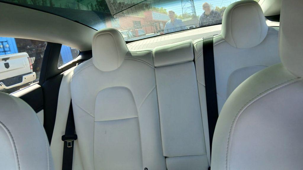 Tesla Model 3 - Thumbnail 4