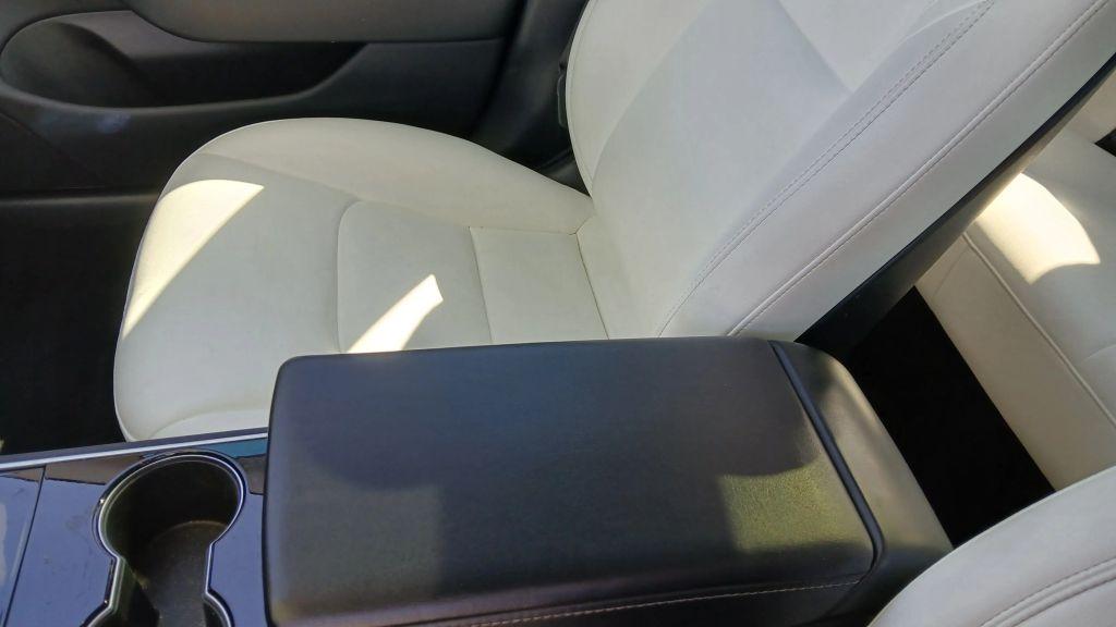 Tesla Model 3 - Thumbnail 3