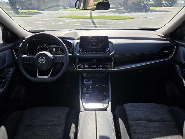 Nissan Rogue - Thumbnail 2