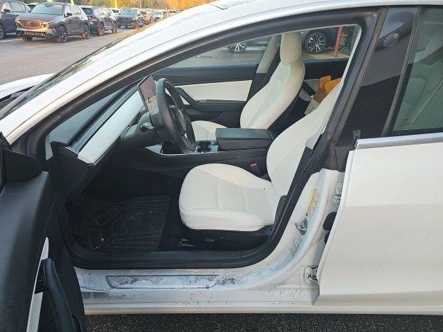 Tesla Model 3 - Thumbnail 3