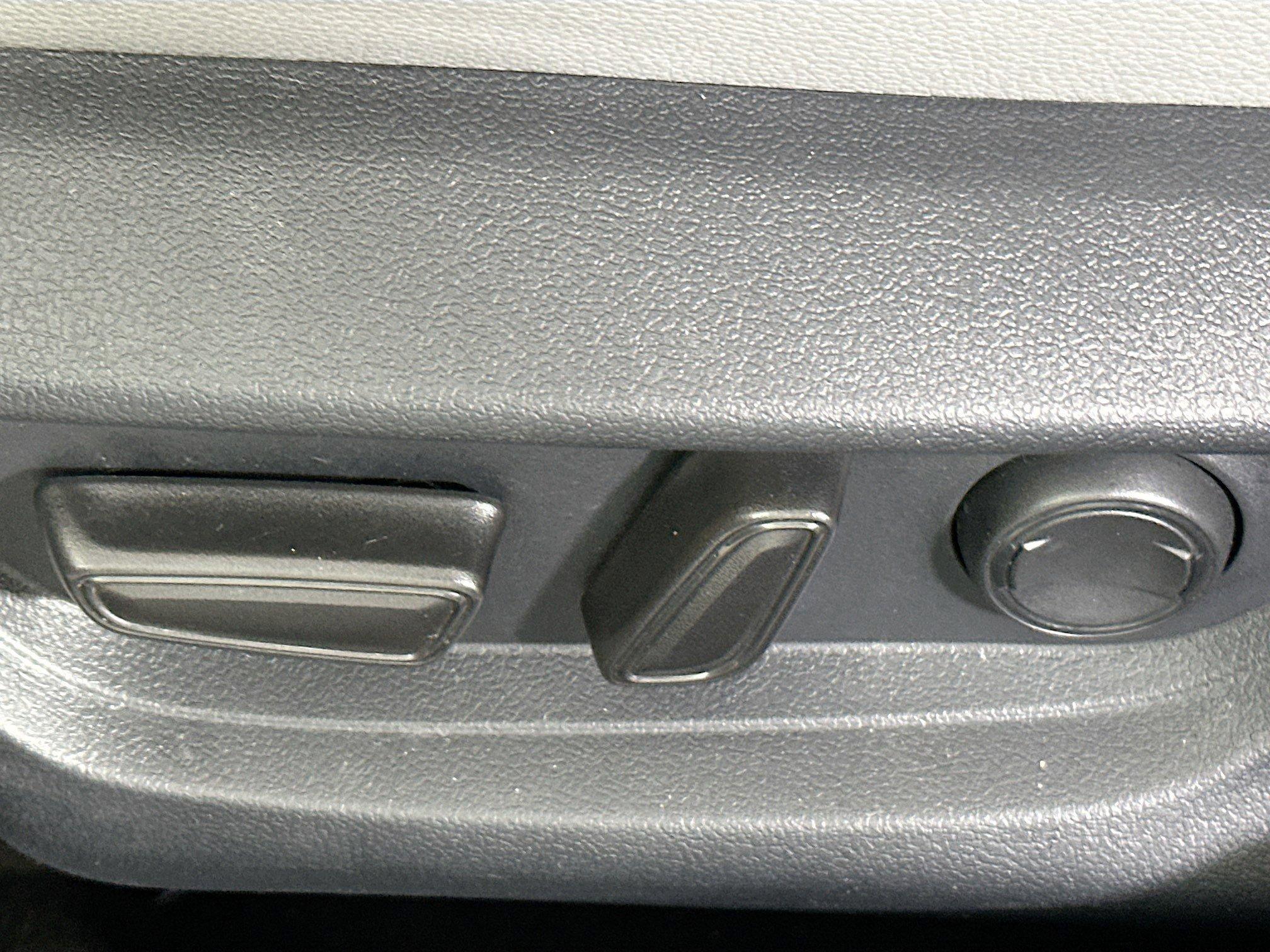 Toyota Camry Se Fwd 4Dr Car - Thumbnail 14