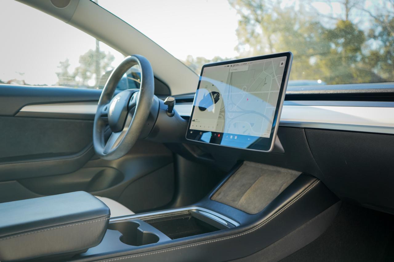 Tesla Model 3 - Thumbnail 9