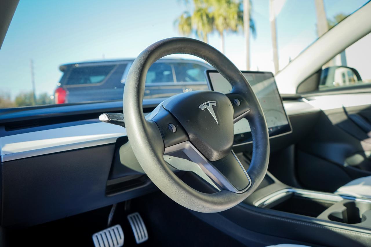 Tesla Model 3 - Thumbnail 7