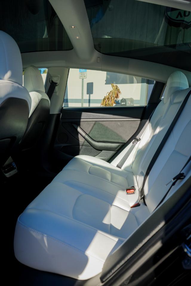 Tesla Model 3 - Thumbnail 2