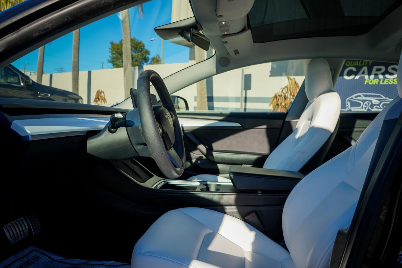 Tesla Model 3 - Thumbnail 5