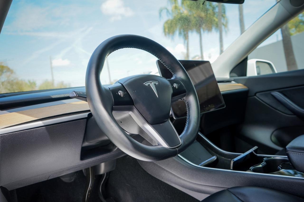 Tesla Model Y - Thumbnail 10