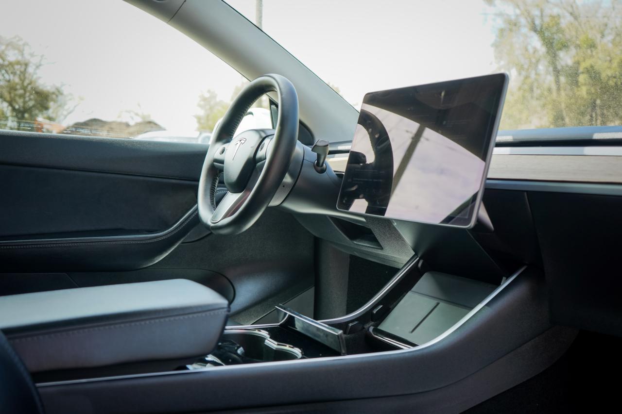 Tesla Model Y - Thumbnail 12