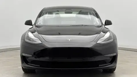 Tesla Model 3 - Thumbnail 3