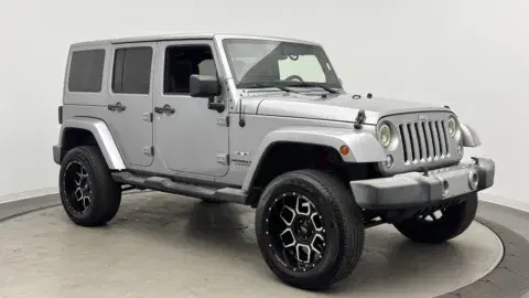 Jeep Wrangler Unlimited Sahara - Thumbnail 4