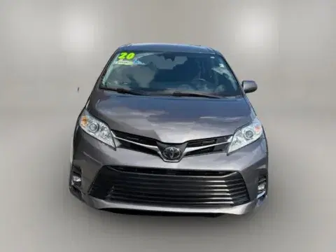 Toyota Sienna Le Minivan 4D - Thumbnail 4