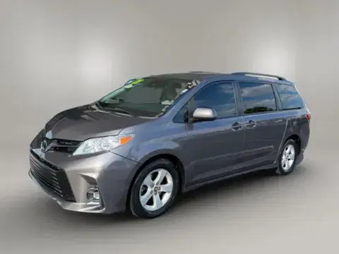 Toyota Sienna Le Minivan 4D - Thumbnail 3