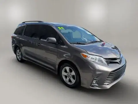 Toyota Sienna Le Minivan 4D - Thumbnail 6