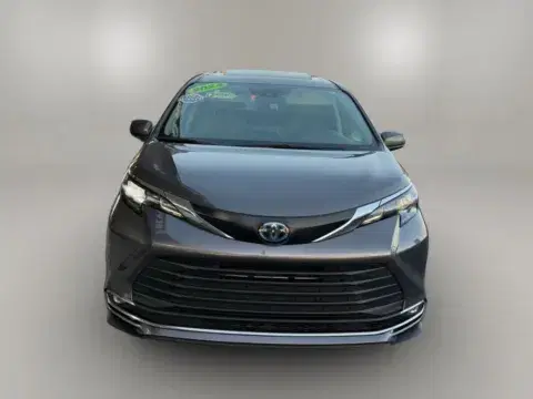 Toyota Sienna Xle Van 4D - Thumbnail 3