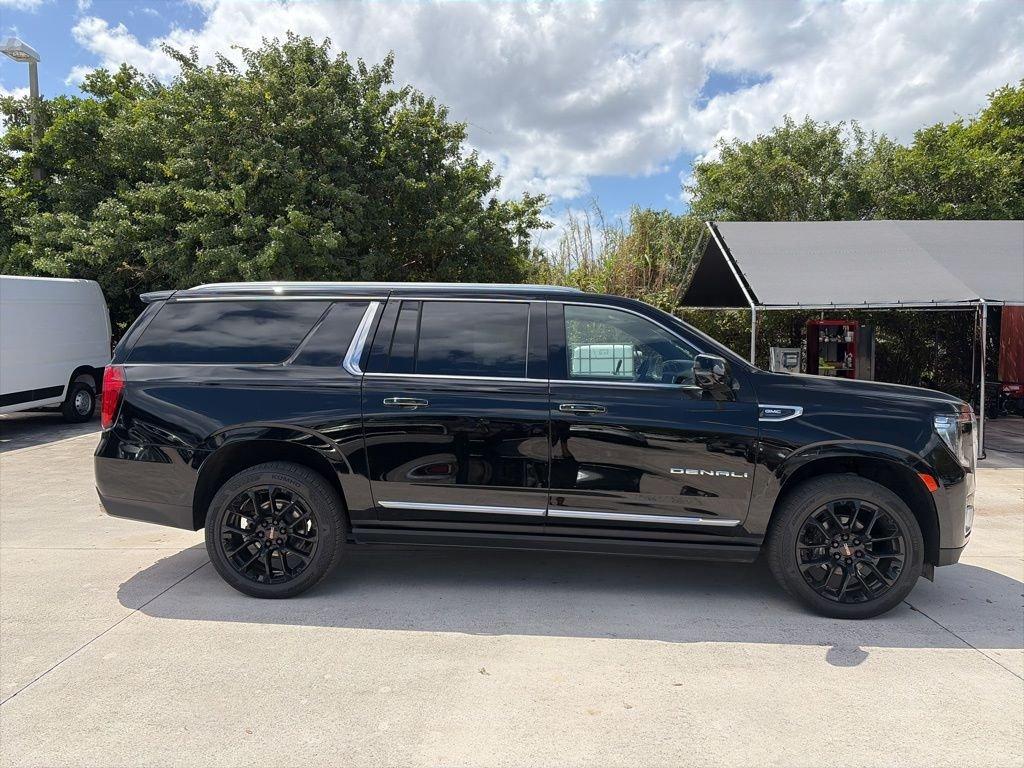 Gmc Yukon Xl Denali 4Wd 4D Sport Utility - Thumbnail 3