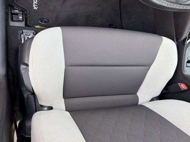 Toyota Corolla Le - Thumbnail 9