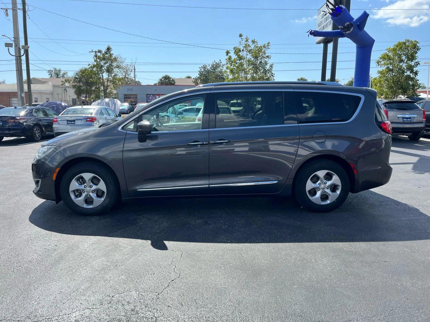 Chrysler Pacifica Touring-L Plus - Thumbnail 8