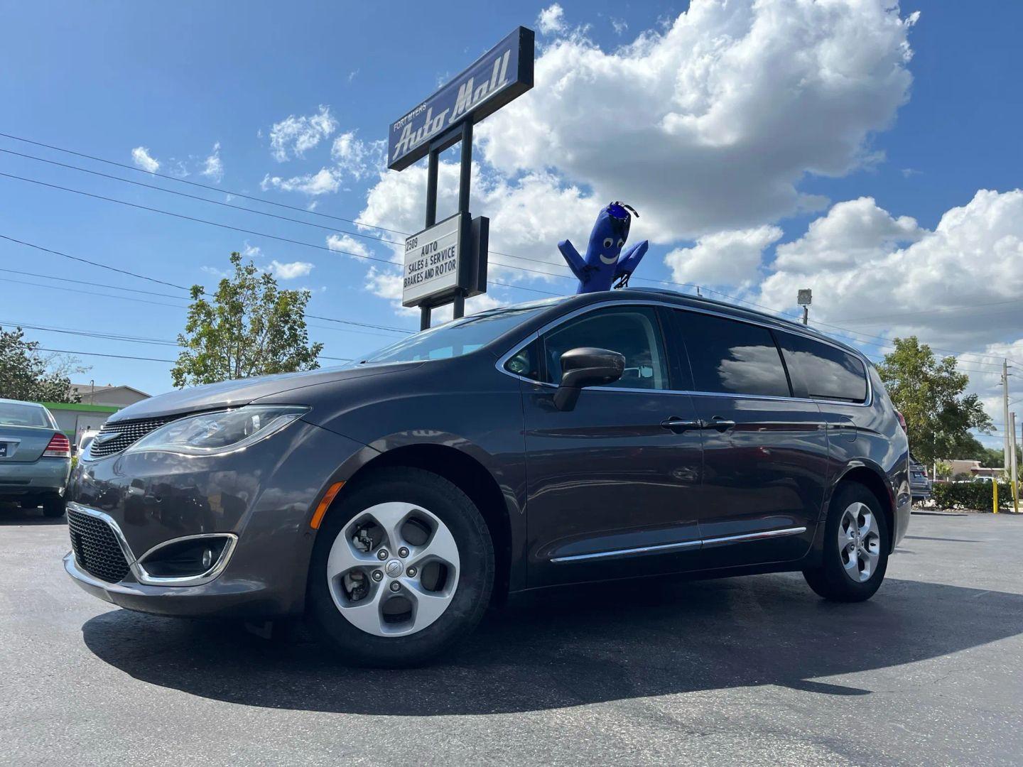 Chrysler Pacifica Touring-L Plus - Thumbnail 4