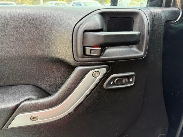 Jeep Wrangler - Thumbnail 13