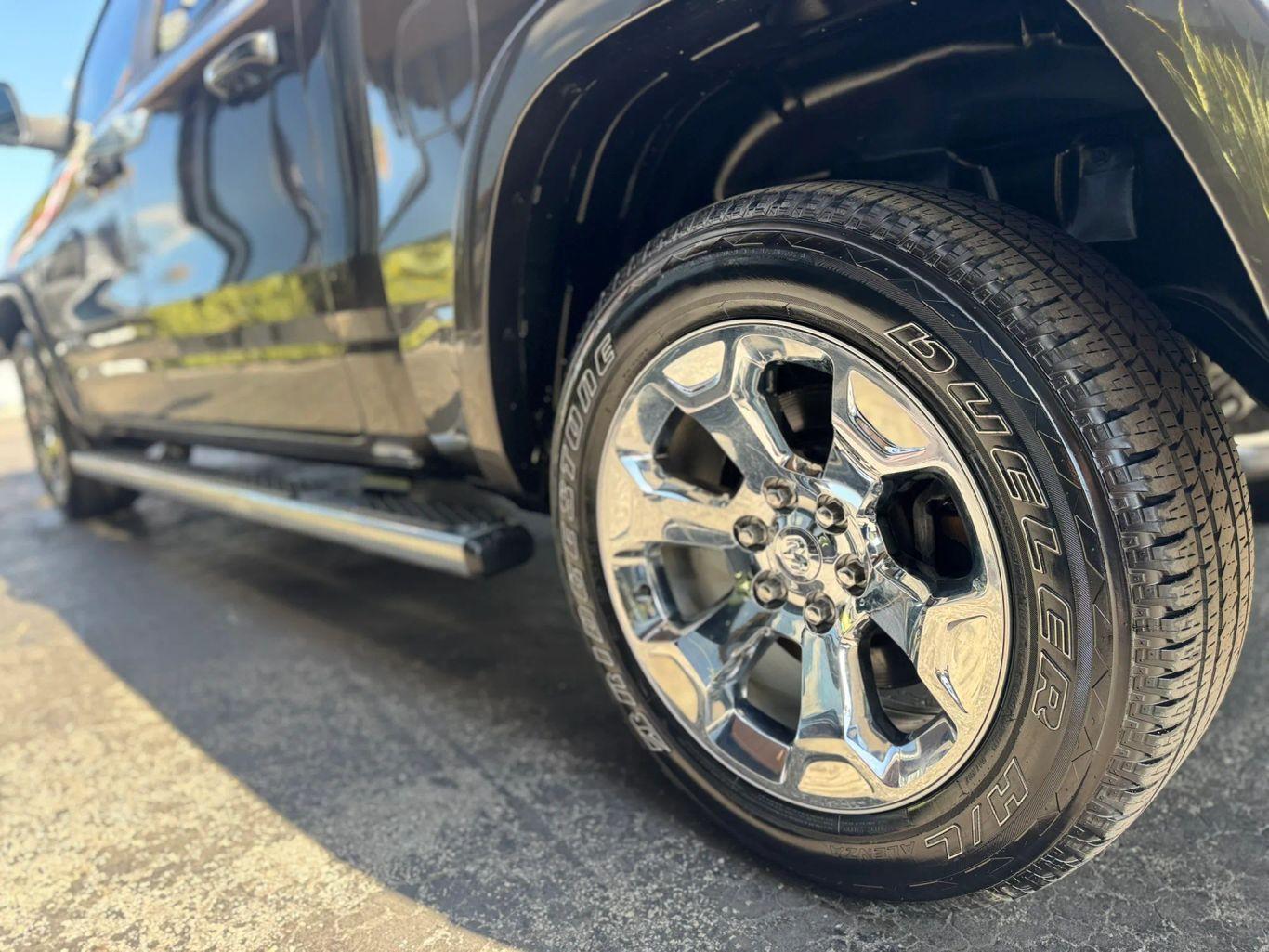 Ram 1500 Crew Cab Laramie Pickup 4D 5 1/2 Ft - Thumbnail 18