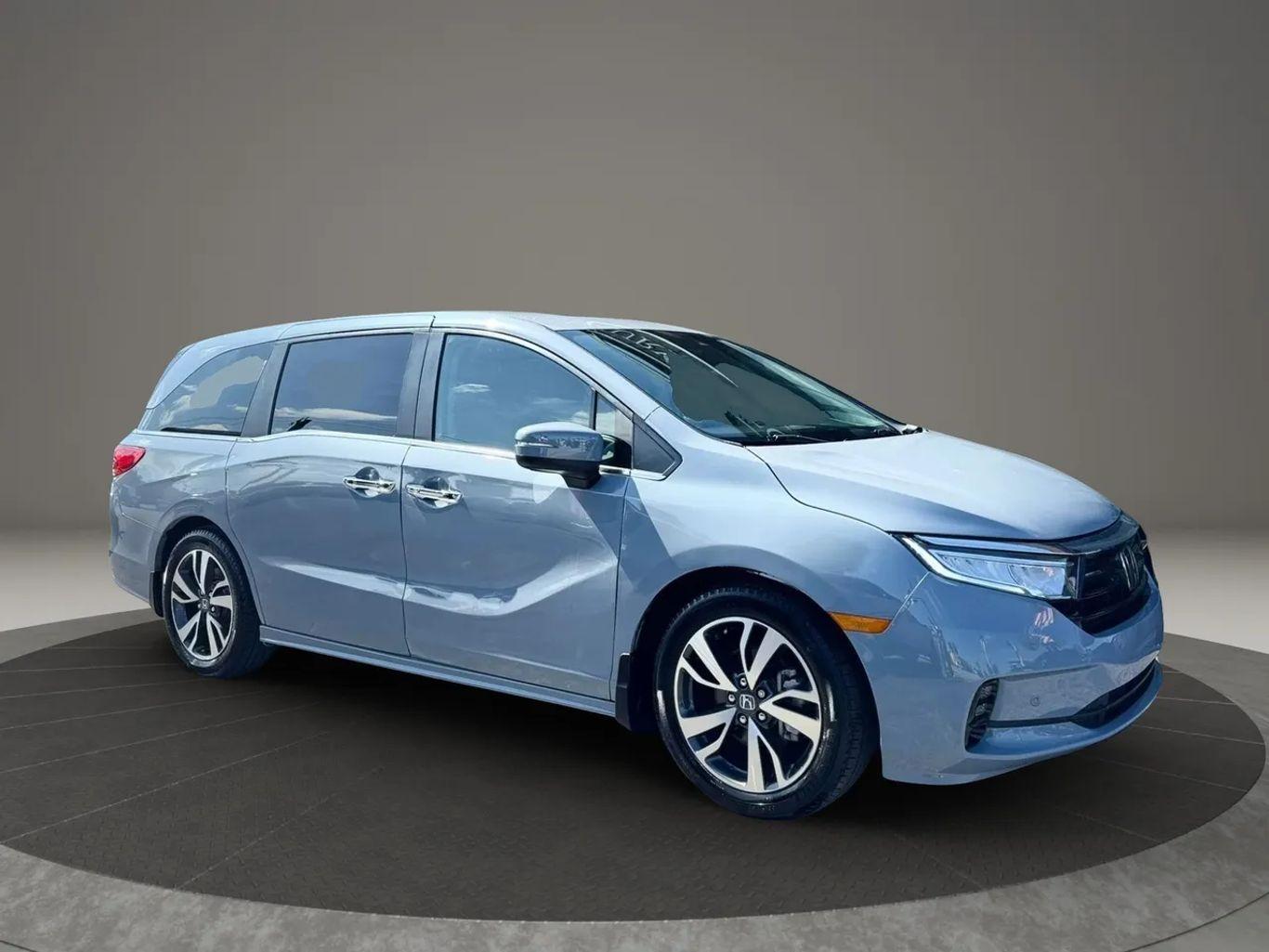 Honda Odyssey Touring Minivan 4D - Thumbnail 3