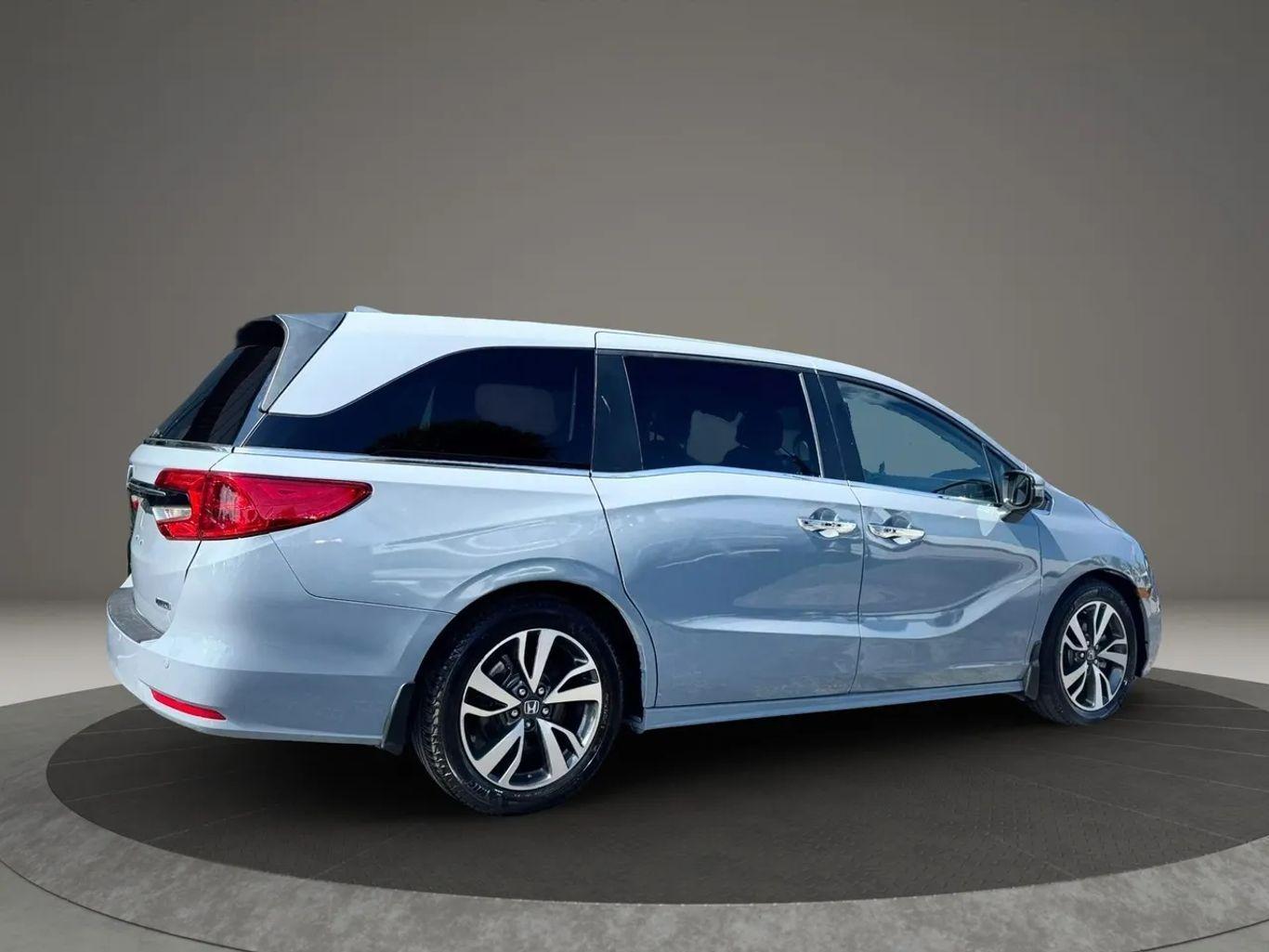 Honda Odyssey Touring Minivan 4D - Thumbnail 15