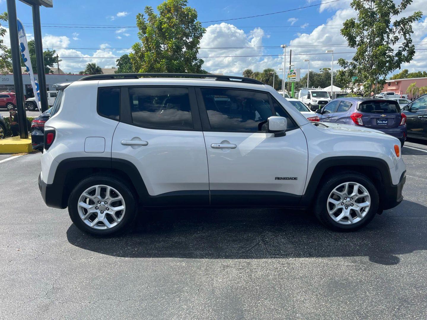 Jeep Renegade Latitude - Thumbnail 12