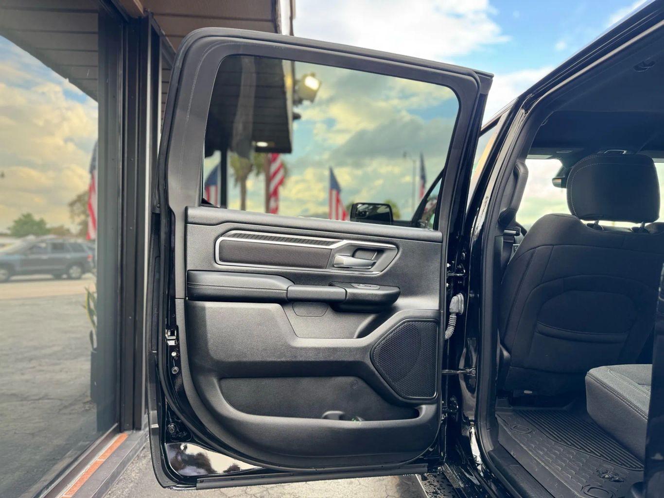 Ram 1500 Crew Cab Big Horn Pickup 4D 5 1/2 Ft - Thumbnail 18