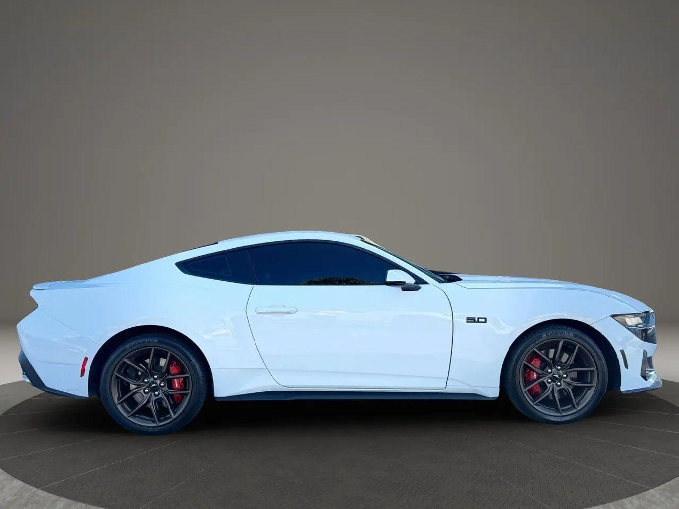 Ford Mustang Gt Premium Coupe 2D - Thumbnail 16