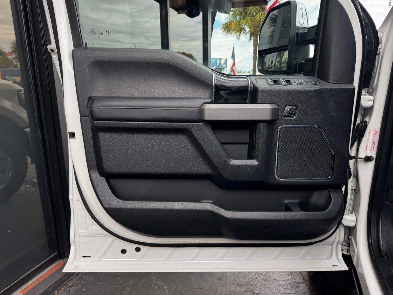 Ford F350 Super Duty Crew Cab Platinum Pickup 4D 6 3/4 Ft - Thumbnail 11