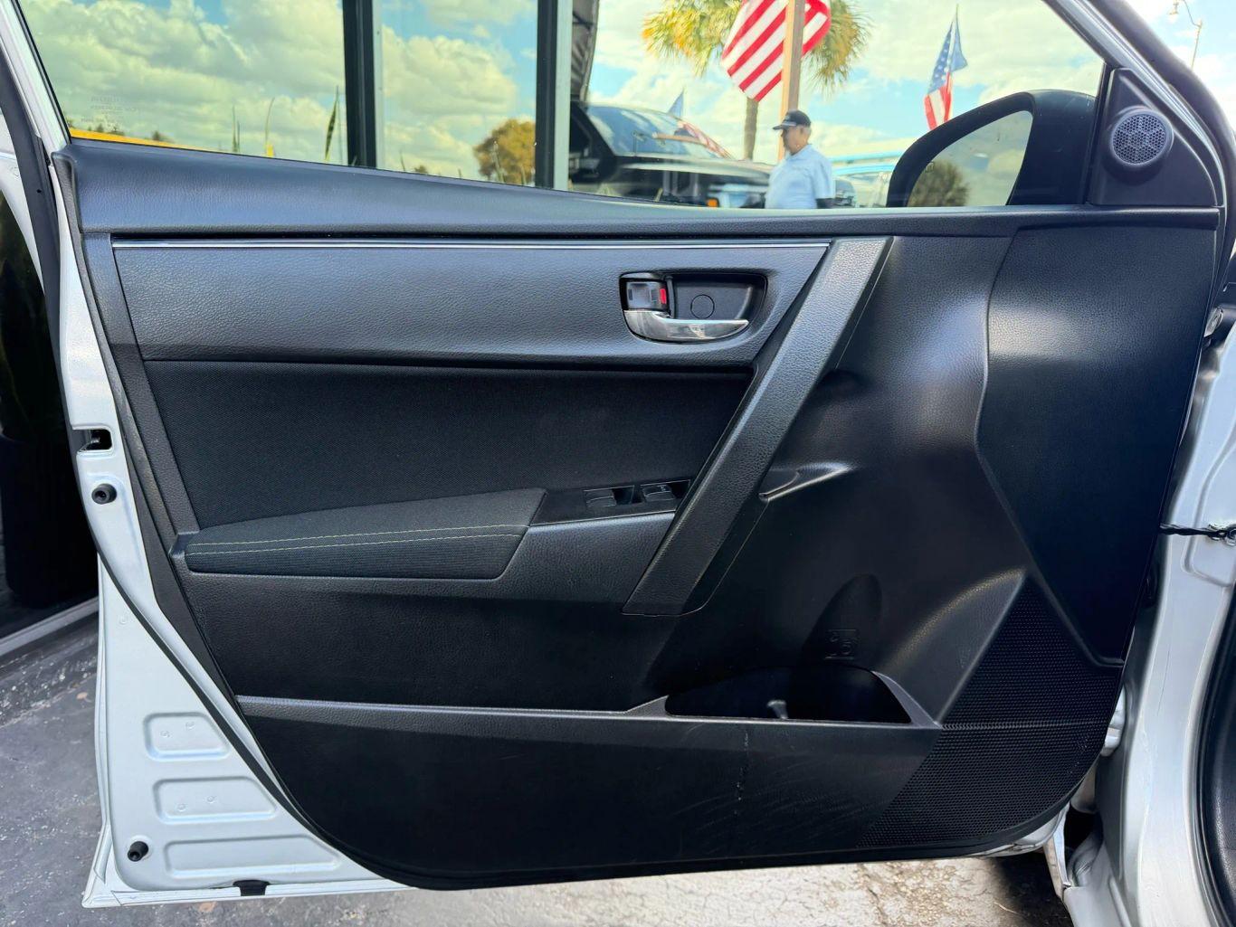 Toyota Corolla Se Sedan 4D - Thumbnail 13