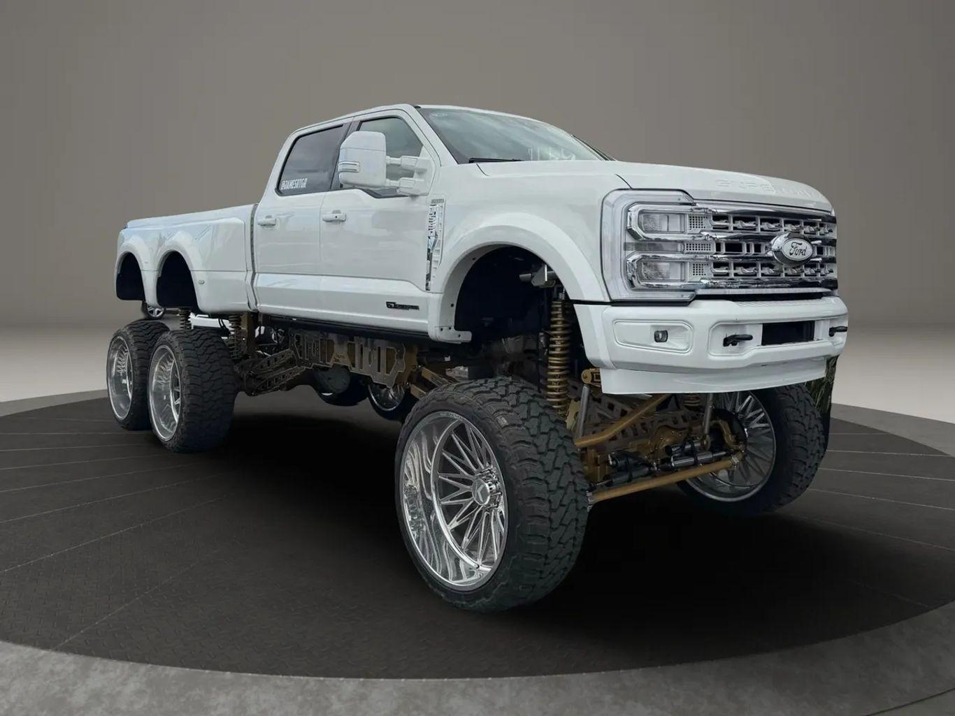 Ford F550 Super Duty Crew Cab & Chassis Lariat W/203" Wb Cab & Chassis 4D - Thumbnail 3