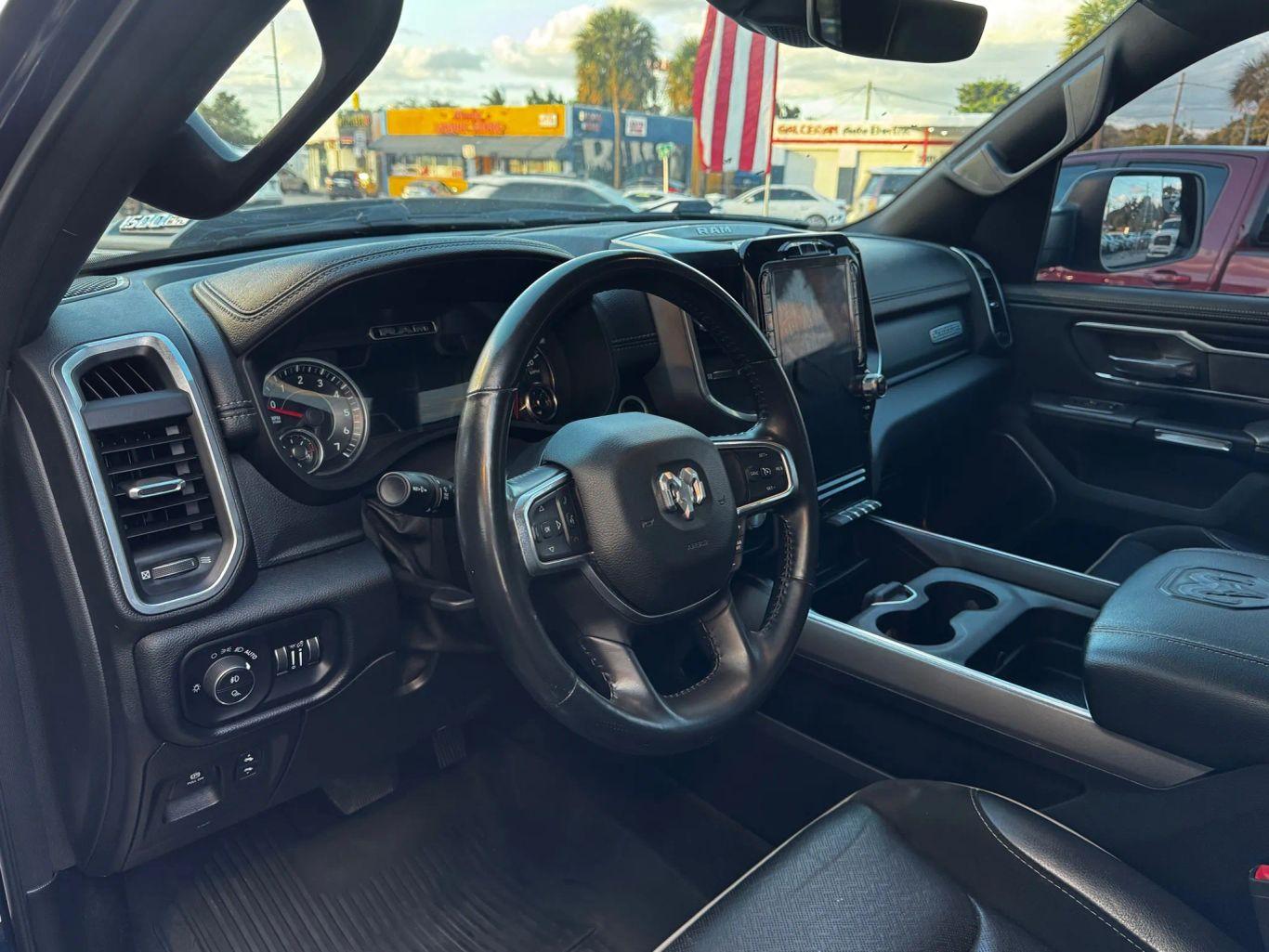 Ram 1500 Crew Cab Laramie Pickup 4D 5 1/2 Ft - Thumbnail 17