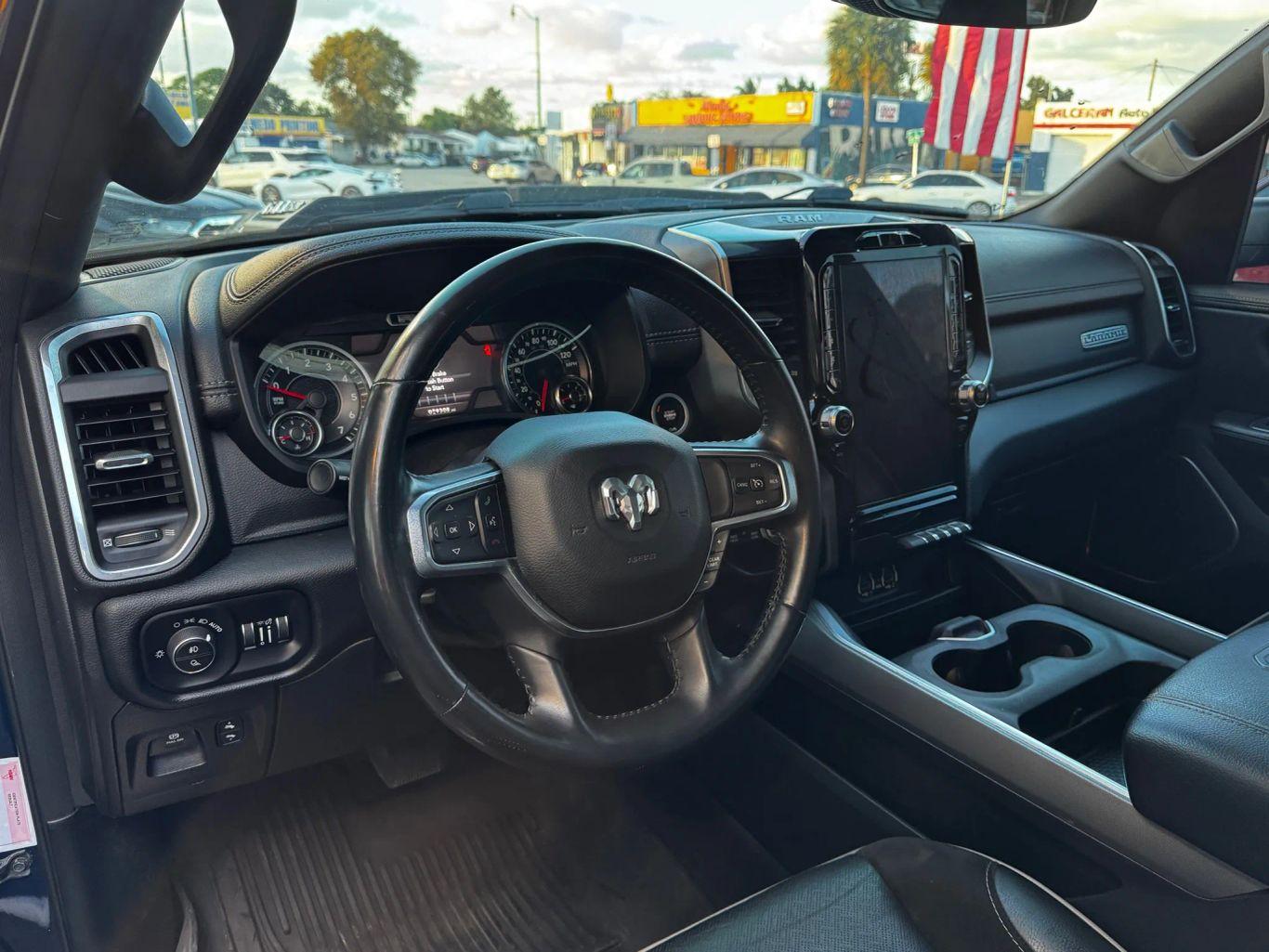 Ram 1500 Crew Cab Laramie Pickup 4D 5 1/2 Ft - Thumbnail 18