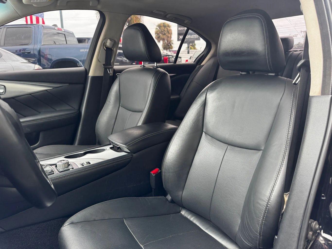 Infiniti Q50 3.0T Luxe Sedan 4D - Thumbnail 14