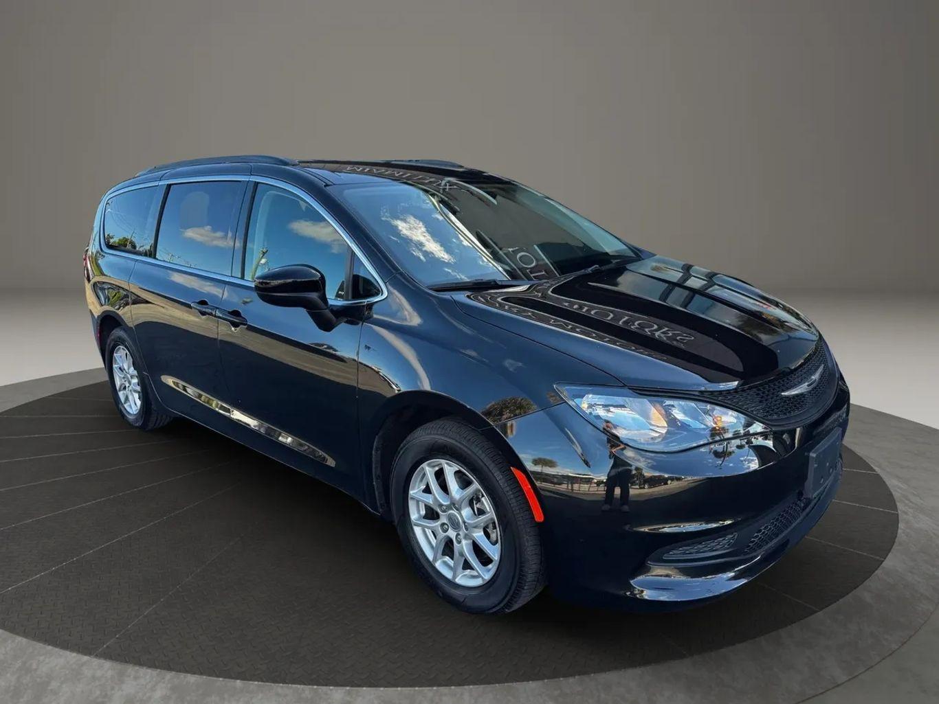 Chrysler Voyager Lx Van 4D - Thumbnail 3