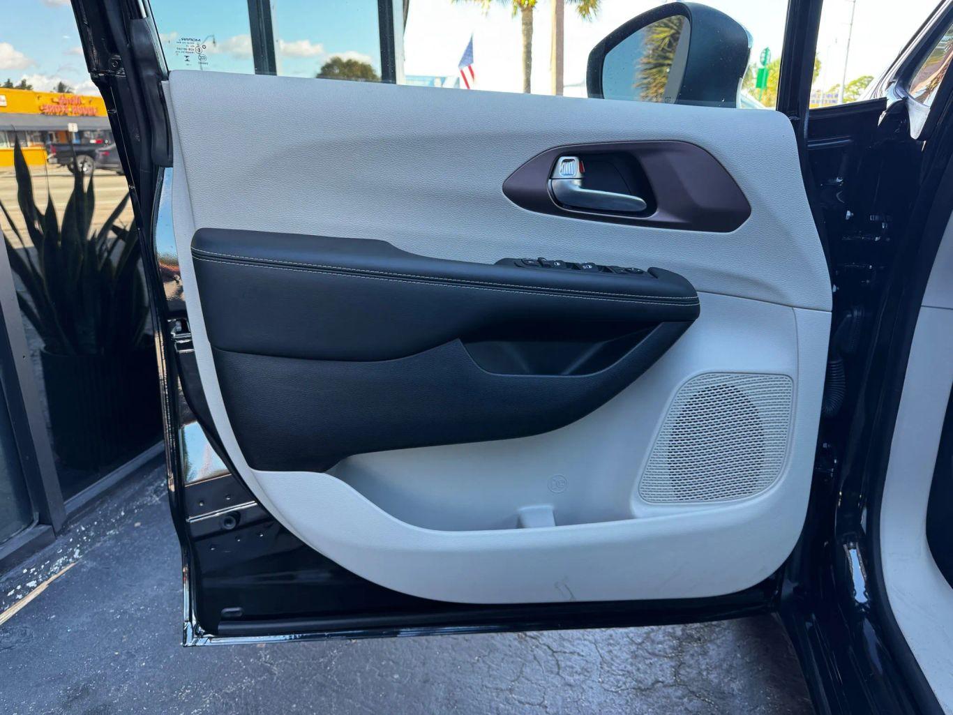 Chrysler Voyager Lx Van 4D - Thumbnail 12