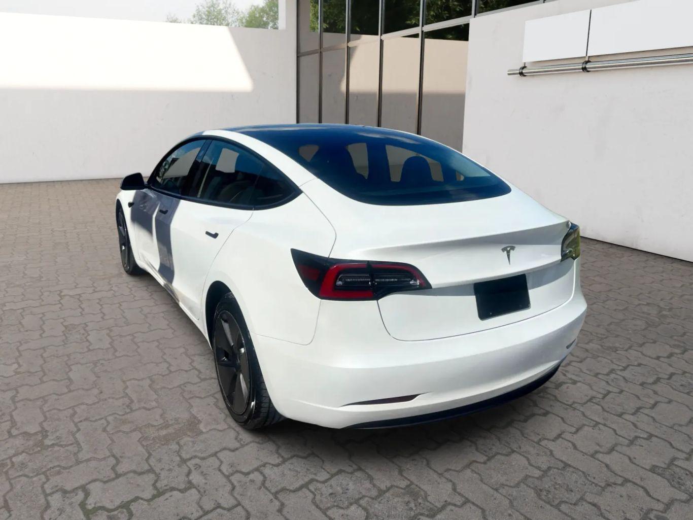 Tesla Model 3 - Thumbnail 5
