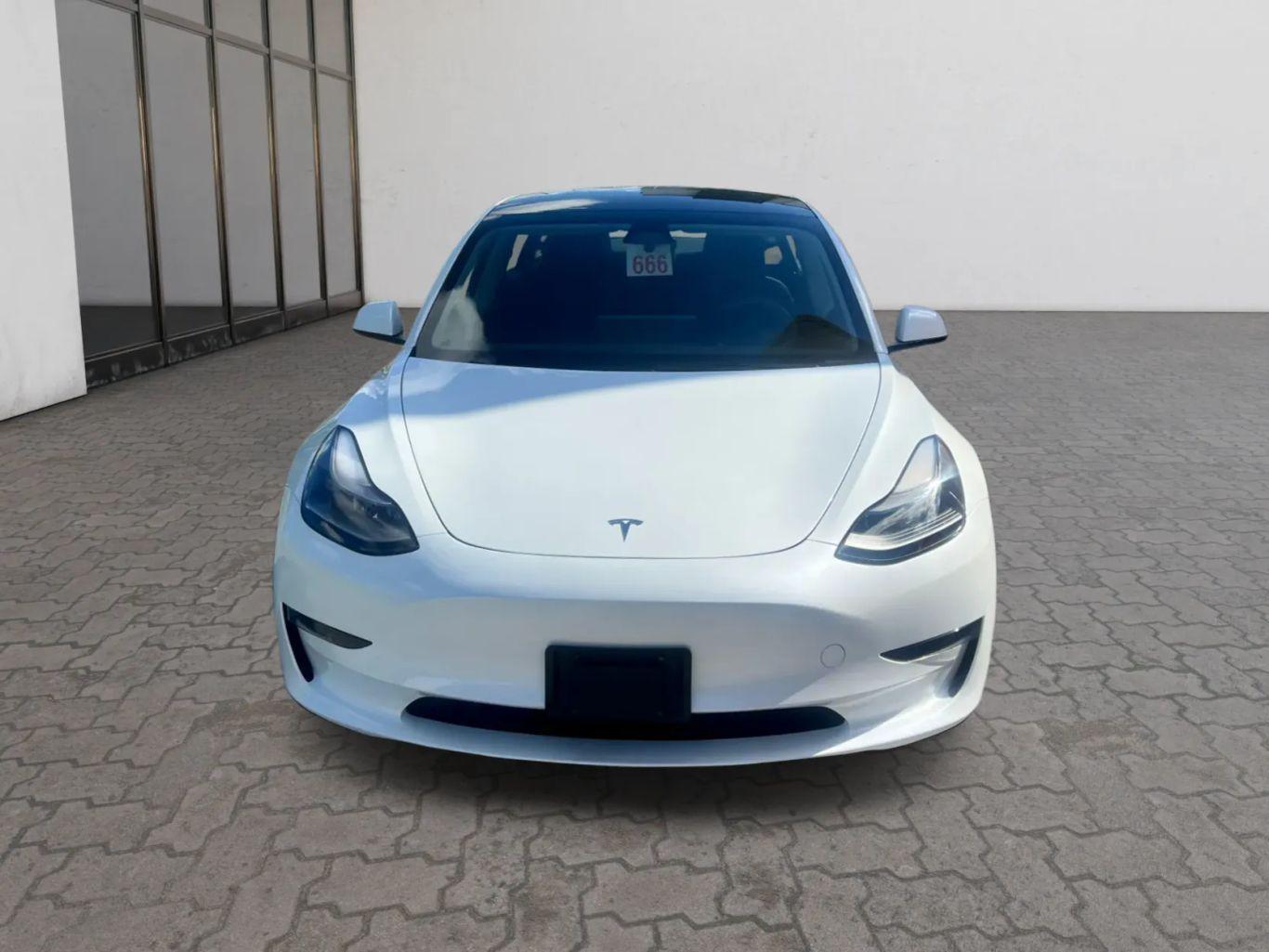 Tesla Model 3 - Thumbnail 2