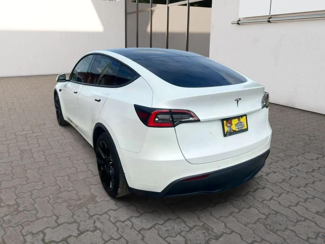 Tesla Model Y - Thumbnail 5