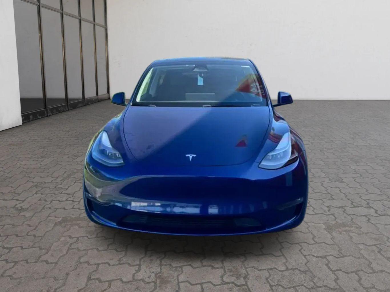 Tesla Model Y - Thumbnail 10